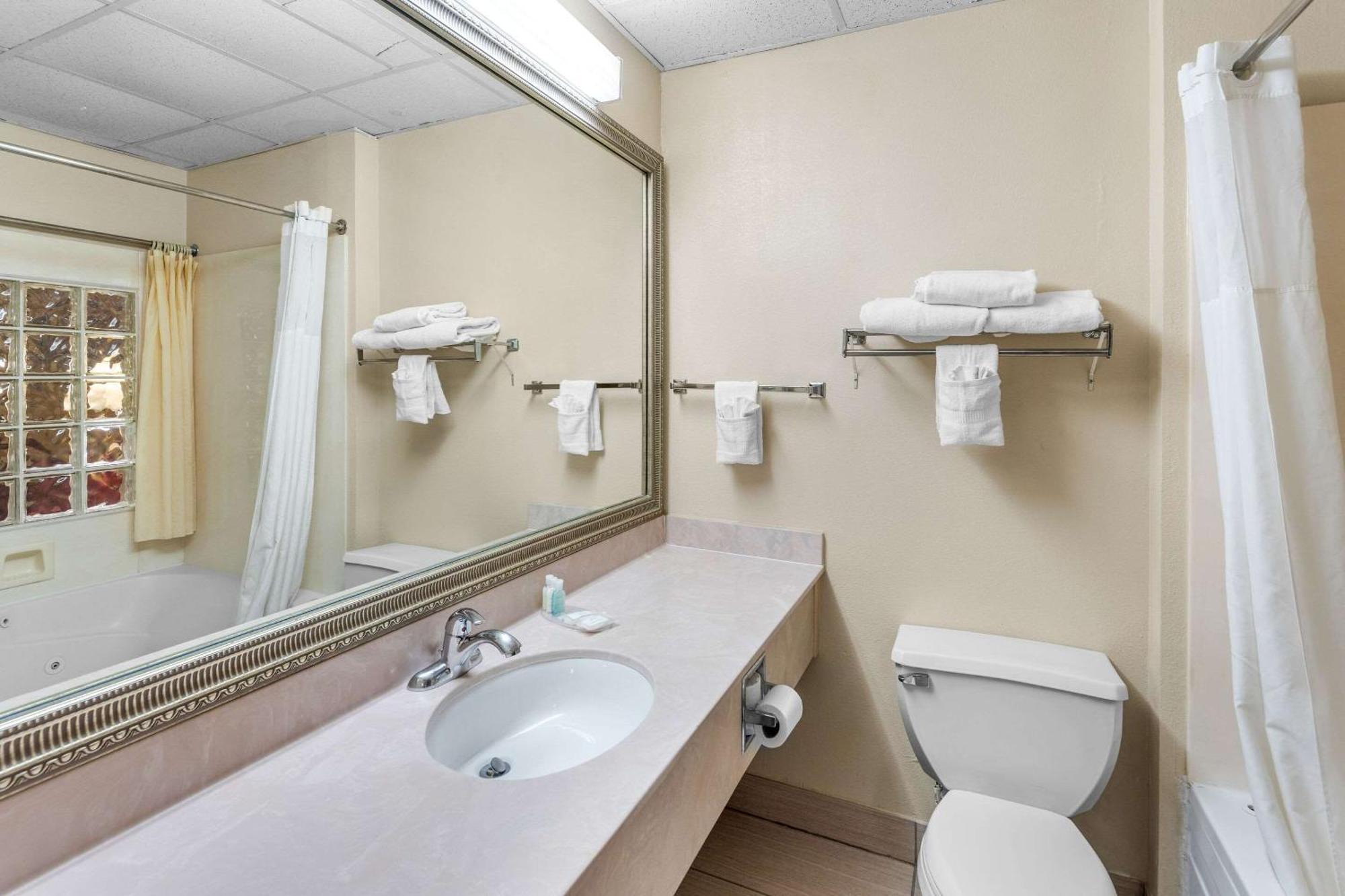 Clarion Inn & Suites Northwest Indianapolis Dış mekan fotoğraf