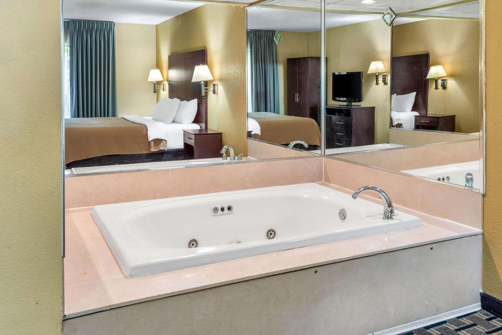 Clarion Inn & Suites Northwest Indianapolis Dış mekan fotoğraf
